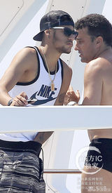 组图：内马尔与友人海边度假 下体奇痒当众掏裆