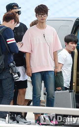 组图：韩团VIXX现身机场 呆萌酷帅魅力足