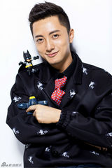 组图：贾景晖曝时尚写真 笑容邪魅帅气十足