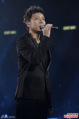 组图：刘德华红馆开唱 曝张耀荣当年勇挡黑帮