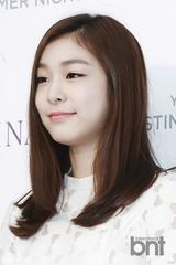 组图：花滑女神金妍儿纯白连衣裙清秀恬美