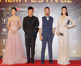 组图：张蓝心新片致敬成龙 镂空长裙秀美胸