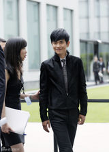 组图：张晓龙米兰时装周首秀 精致儒雅