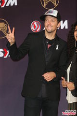 组图：“男巫”杰森-玛耶兹金曲红毯儒雅迷人