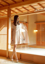 组图：九头身美女菜菜绪走红 极致诱惑露大长腿