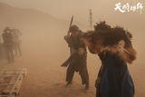 组图：成龙《天将雄师》遇沙尘暴 剧组变“沙人”