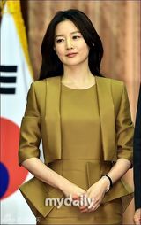 组图：李英爱出席活动 套装尽显优雅高贵