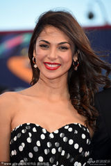 组图：女评委莫兰-阿蒂亚斯圆点裙现身红毯