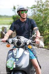 组图：爸爸2体验台湾风情 老爸萌娃变机车少年