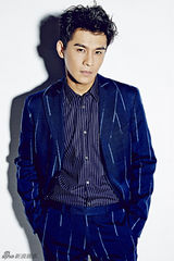 组图：乔振宇化身秋日暖男 雅痞风范熟男魅力