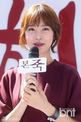 组图：韩星陈世妍红裙娇美捂嘴甜笑