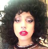 组图：Lady Gaga着透视裙露肉腿 自信爆棚如暗黑新娘