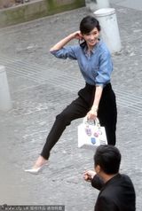 组图：林志玲学芭蕾调皮翘脚 手插口袋杂耍卖萌