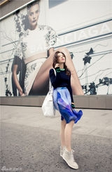 组图：鲍天琦潮范街拍 鬼马精灵演绎夏日清凉