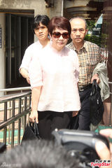 组图：小S黑衣前往法庭似有心事 夫家三口陪同