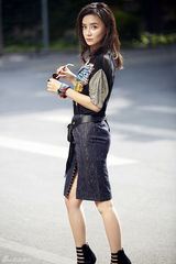 组图：袁姗姗夏日时尚街拍曝光 俏皮不乏性感