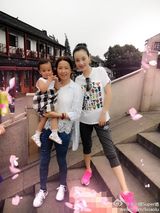 组图：李小璐伏天偷闲陪女儿 三代人同游古镇