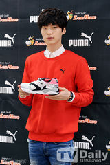 组图：韩星安宰贤出席签名会 演绎休闲时尚