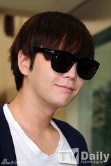 组图：张根硕亮相机场 黑超遮面露浅笑