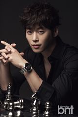 组图：韩星金载沅拍写真 杀人微笑展熟男魅力