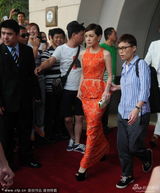 组图：郭采洁短发精练现身 红色蕾丝礼服显高贵