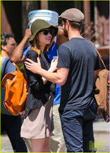 组图：艾玛斯通和加菲尔德十指紧扣甜蜜外出