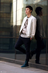 组图：张丹峰休闲时尚街拍 优雅绅士户外漫步