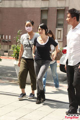 组图：小S黑衣前往法庭似有心事 夫家三口陪同