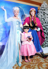 组图：王诗龄玩转迪士尼 变身睡美人获赞小公主