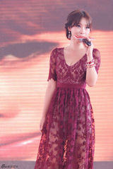 组图：柳岩出席活动 与保安合影被赞很亲和