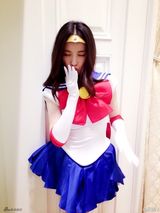 组图：倪妮生日夜cos水冰月 制服诱惑展好身材