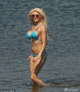 组图：人妻考特尼与老公海中激吻 假奶胸前荡漾