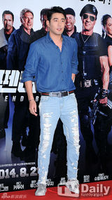 组图：韩星洪秀儿出席试映 酷炫装扮秀美腿