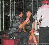 组图：房祖名流连夜店尽欢谑 把酒揽妹旧照曝光