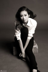 组图：颖儿曝光影黑白写真 知性女神范十足
