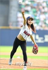 组图：Rainbow佑丽胜雅任棒球赛开场嘉宾