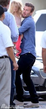 组图：贝嫂出街忙新店装修 爸爸当家小七变邋遢