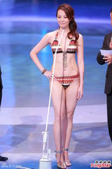 组图：港姐泳装环节吸睛 挺美乳扭蛮腰热辣辣