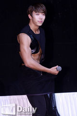 组图：U-KISS办新专辑Showcase黑衣造型酷帅