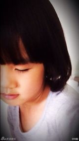 组图：陆毅女儿齐刘海萌照 长相愈发像爸爸