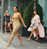 组图：金-卡戴珊裸色深V裙出街 豪乳荡漾显韵味