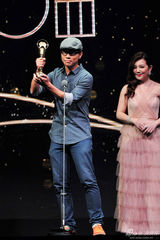 组图：梁静茹产后首登台 红唇纱裙梦幻长发遮肉