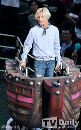 组图：SM演唱会嗨翻 神起SJ穿红裙扮女装