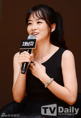 组图：《举报者》柳演锡暖男风度 亲切拥抱粉丝