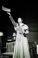 组图：蒋雯丽话剧剧照文艺 首演忐忑闺蜜力挺