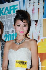 组图：周秀娜低胸短裙亮相 曾宝仪与父亲同台有压力