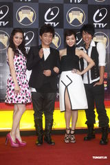 高清组图：音乐金曲奖主持人亮相 吴宗宪携手侯佩岑