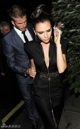 幻灯组图：贝克汉姆维多利亚时尚打扮出席名流晚宴