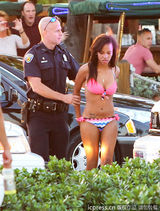 组图：洛佩兹拍MV引枪击 多名比基尼女郎被捕