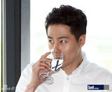 组图：赵仁成申宝拉出席某电子产品宣传活动